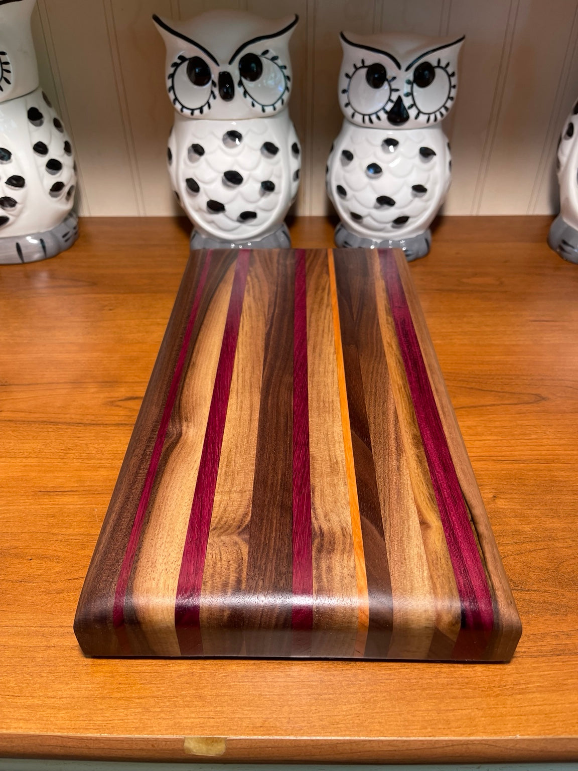 Side grain cutting board with Walnut, lighter hardwoods, and Purpleheart accent strips